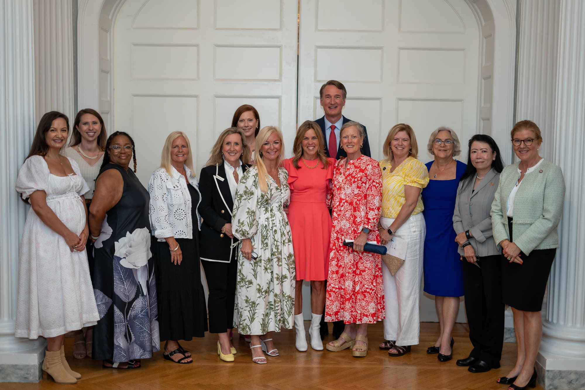 राज्यपाल के बगल में खड़ी महिलाएं